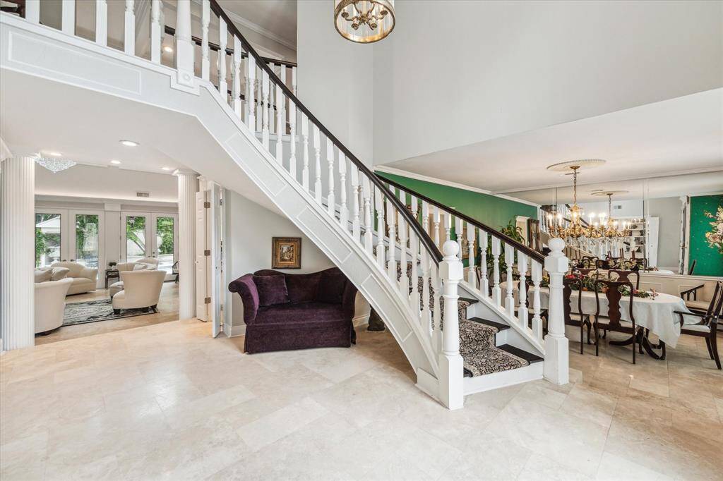 ENTRY- Grand 2-story entryway