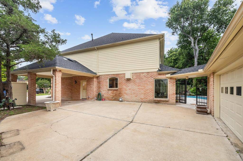 DRIVEWAY- ample parking and place space area. Porte cochere provides ample parking.