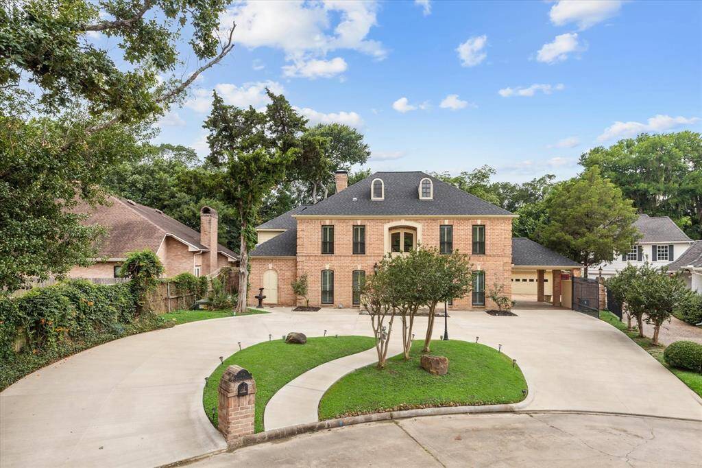 CIRCLE DRIVEWAY- ample parking for all your guests.