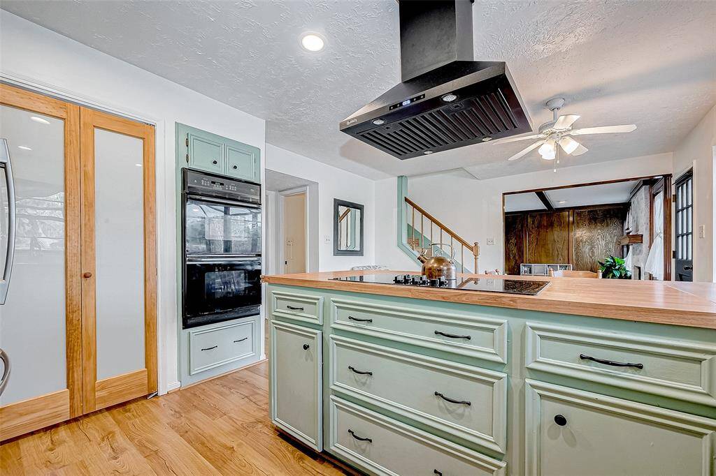 Bright and welcoming, this kitchen offers a walk-in pantry for effortless organization and a double oven, ideal for preparing meals with ease