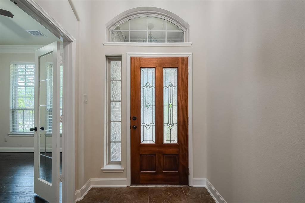 entry way has 11" ceilings