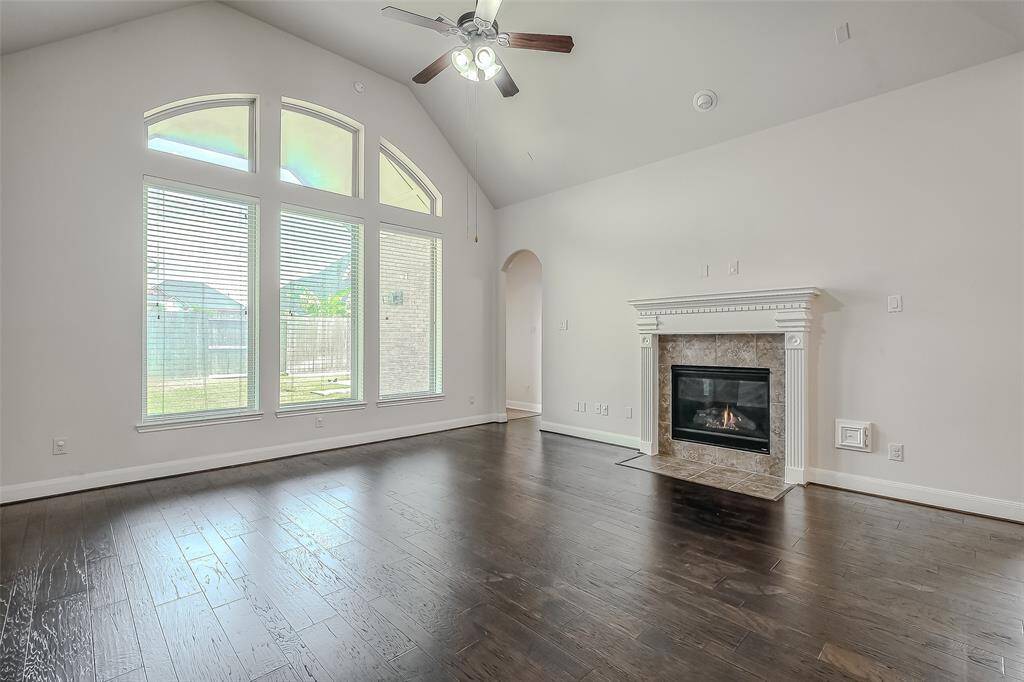Open plan living / kitchen with 14" ceilings and fireplace