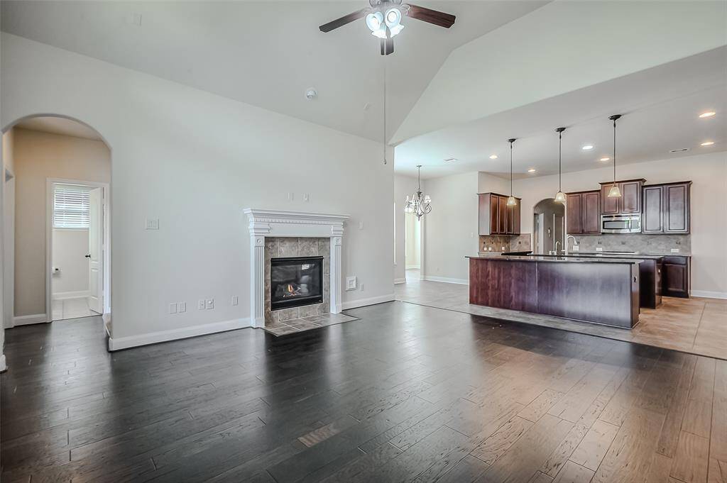 Open plan living / kitchen with 14" ceilings and fireplace