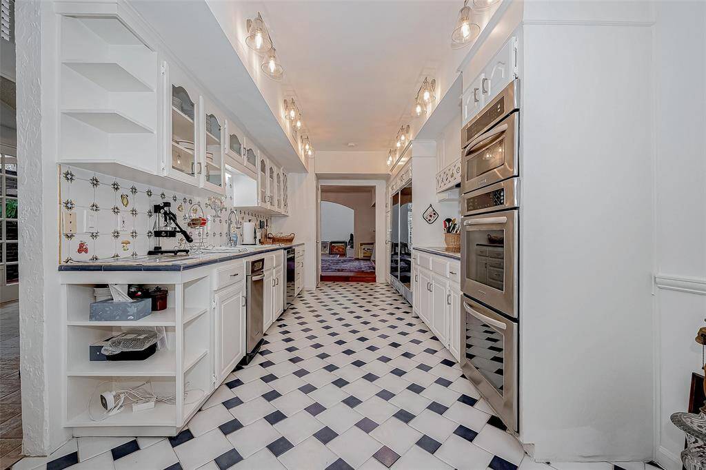 Double convection ovens, lots of storage, Sub Zero refrigerator and separate freezer