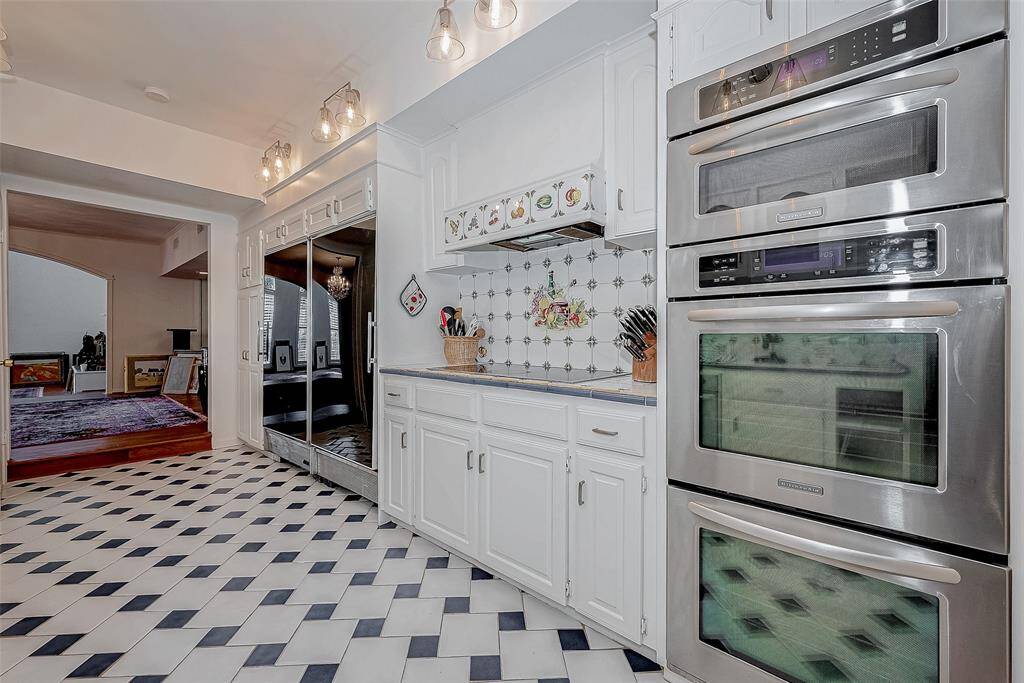 Electric cooktop. Previously had gas - last owner installed all electric kitchen