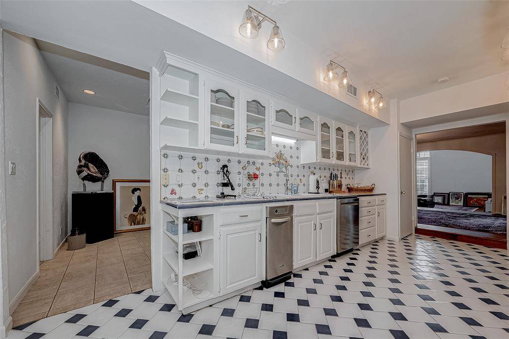 Plenty cabinets, dishwasher and comapactor