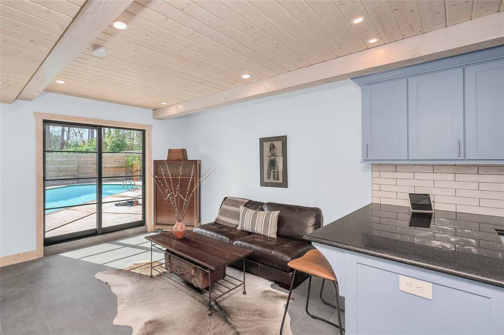 Refined, relaxed & comfortable living area in the guest house with private access to the pool