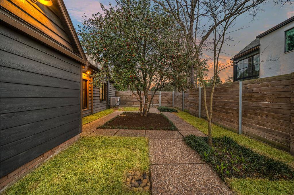 Large sideyard offers more possibilities of outdoor entertainment & activities...Putting green??