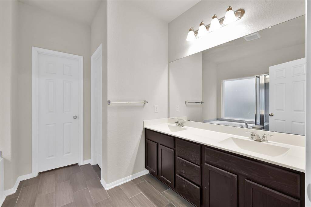 Dual sinks in primary bedroom
