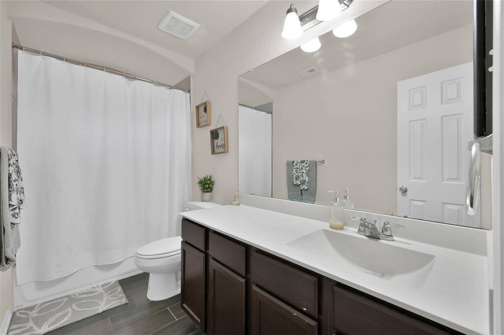 Full bath upstairs