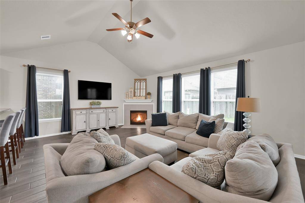Large family room for entertaining