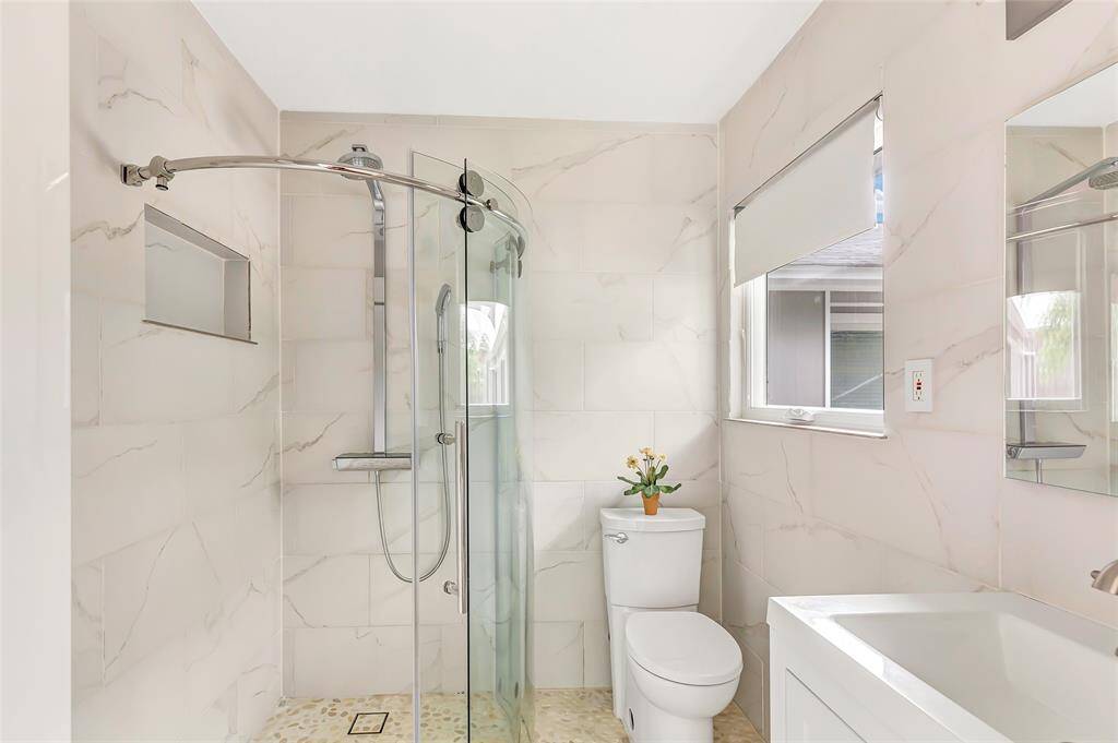 Full bath in the 4th bedroom.