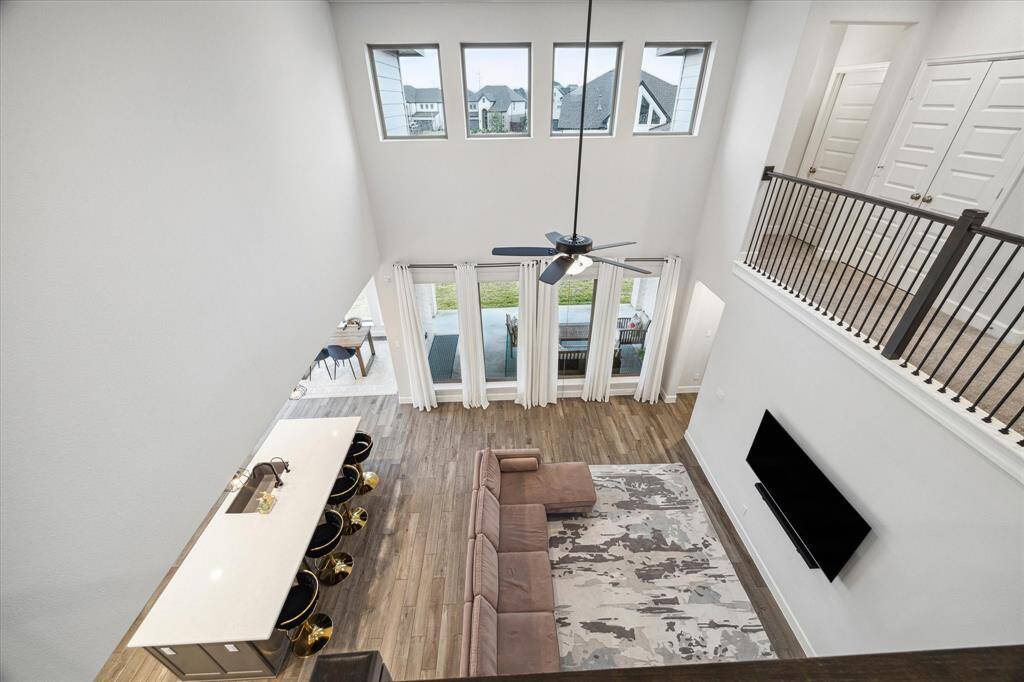 This modern homes offers an open-concept living space with high ceilings and large windows, providing ample natural light.  The space is bright and welcoming, ideal for entertaining.