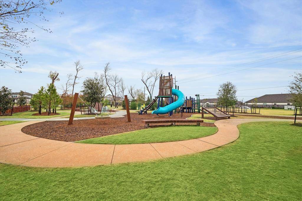 Sienna offers an abundance of amenities, including pools, scenic walking trails, workout facilities, sports clubs, tennis courts, an outdoor theater, and so much more—perfect for an active and dynamic lifestyle