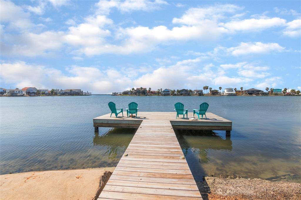 Large Fishing Pier with Amazing Views!