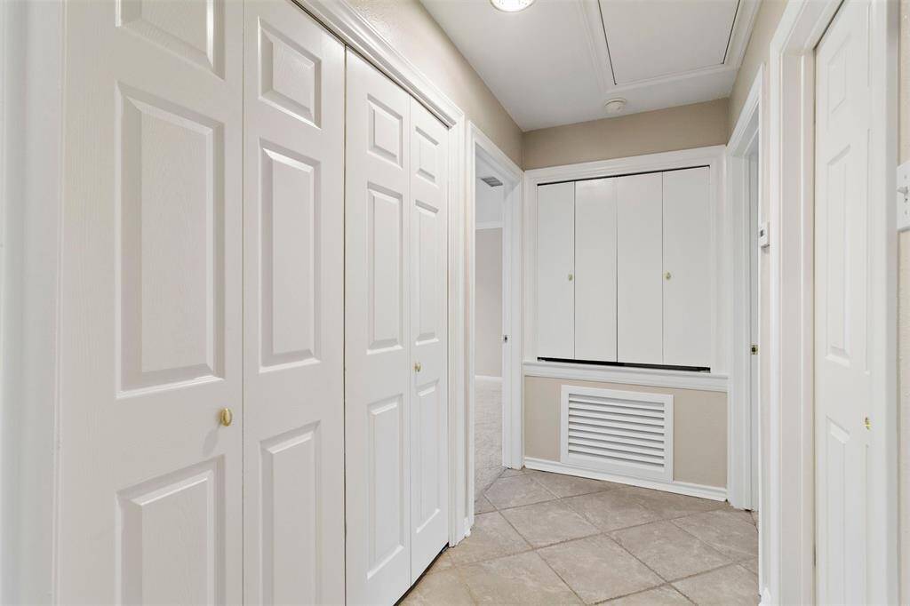 The hallway with tile flooring.