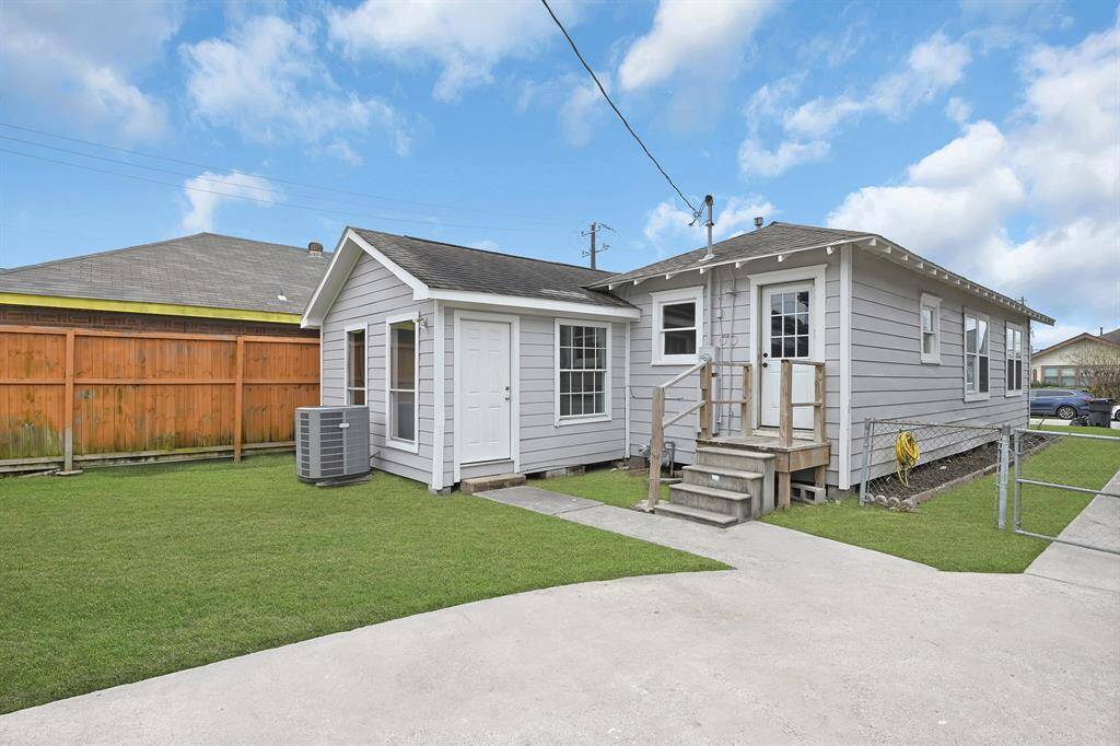 Ample parking space for your guests and a backyard ideal for hosting the perfect party!