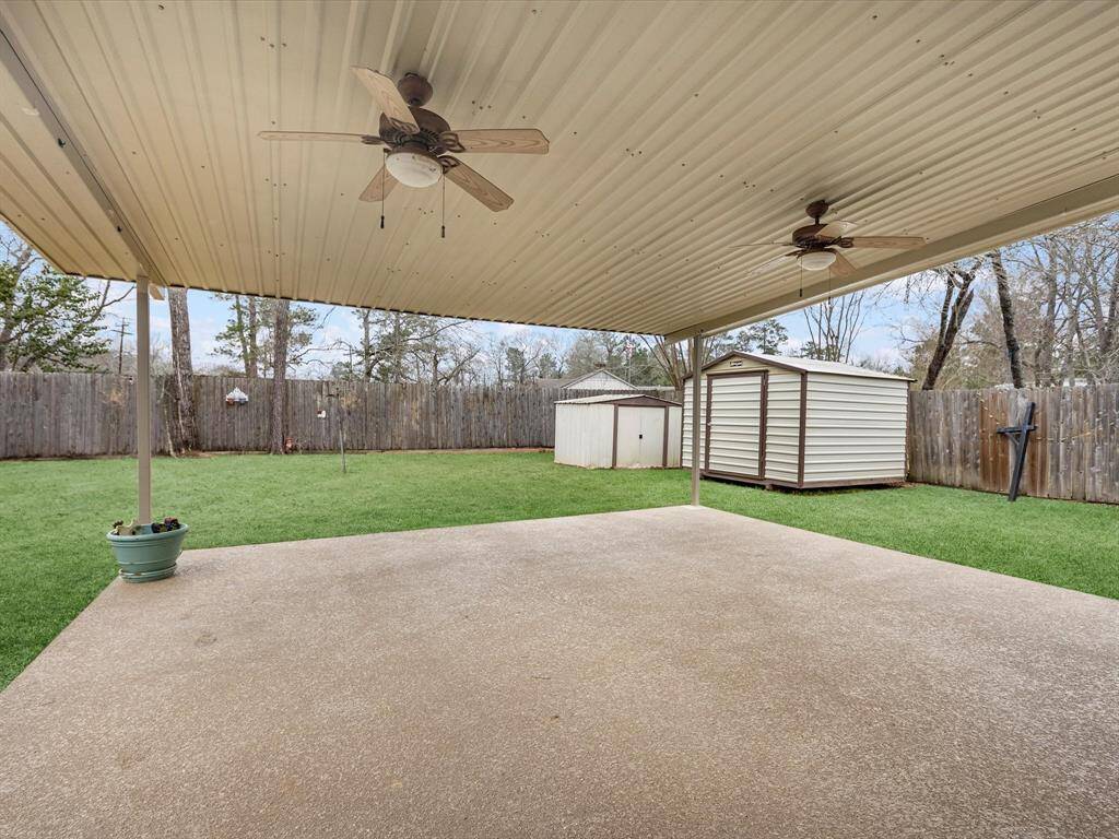 Large covered patio w/outdoor patio fan