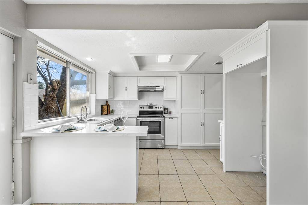 Cute bar area with Quartz countertops and great storage space throught the kitchen.