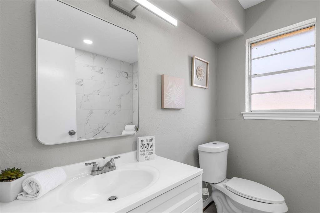 Fully remodeled secondary bathroom for the two other bedrooms.
