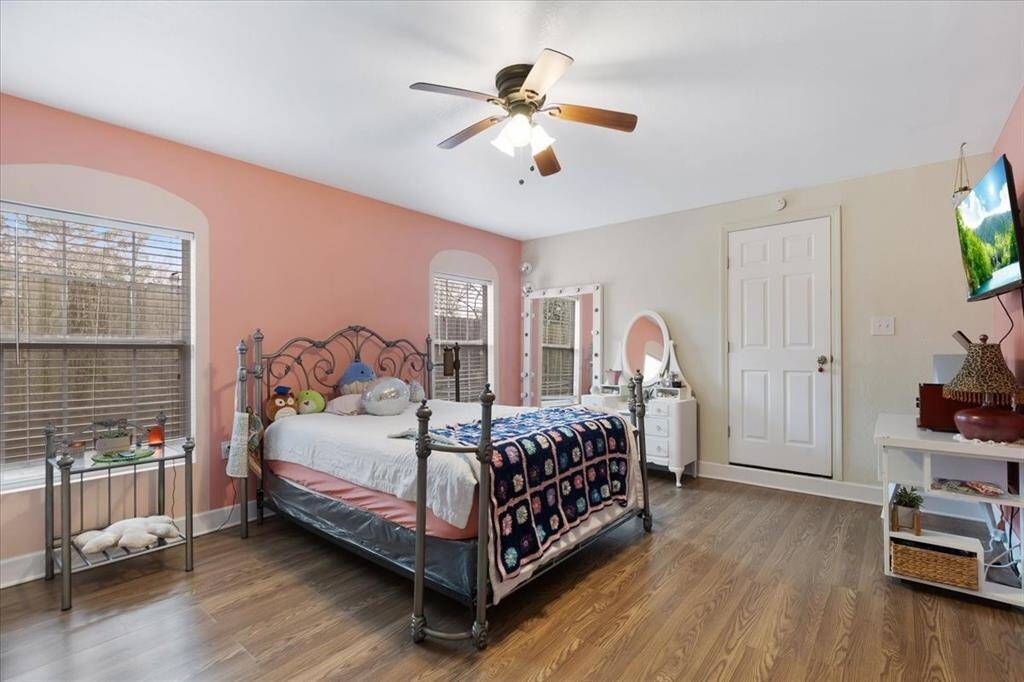 Secondary bedroom.