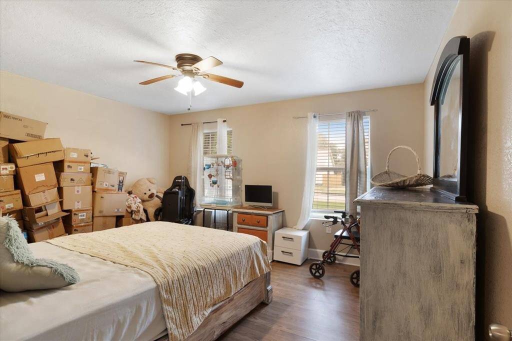 Secondary bedroom.