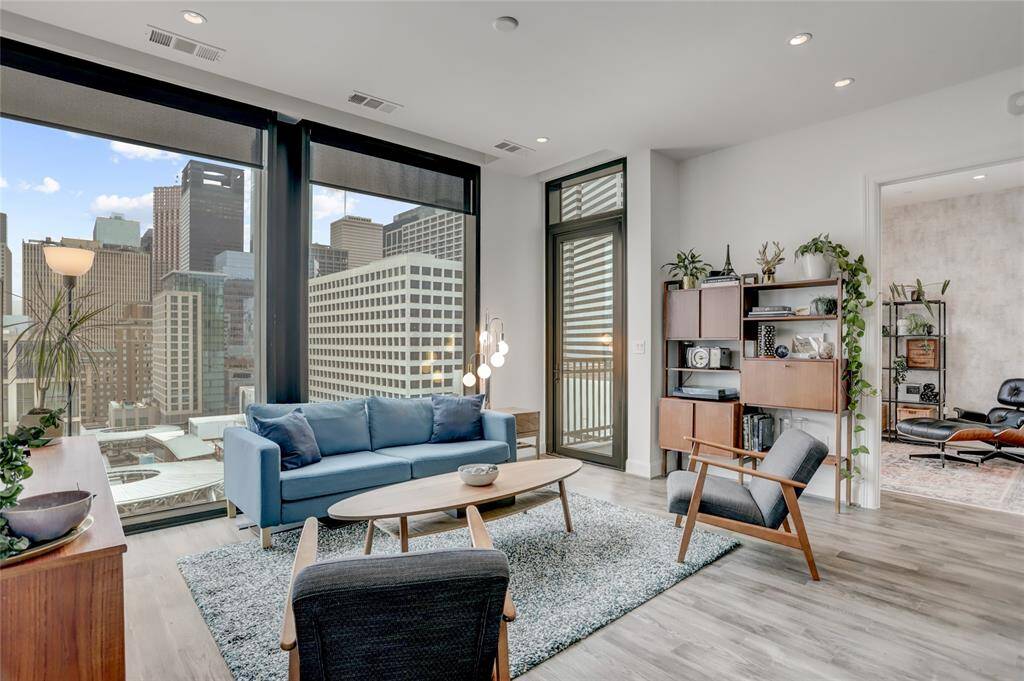 You can appreciate the expansive open space as it unfolds before you, highlighting the incredible city views. To the far left, you’ll notice the entrance to the private balcony, perfect for enjoying the scenery. Additionally, the entrance to the secondary bedroom is visible, adding to the functional layout of this home.