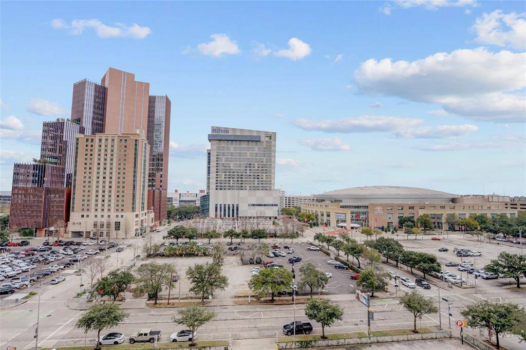 Panoramic views of the city that are truly unmatched. As you relax by the rooftop pool, you can enjoy sweeping vistas of the Downtown skyline, with its towering glass buildings reflecting the sun’s golden rays.