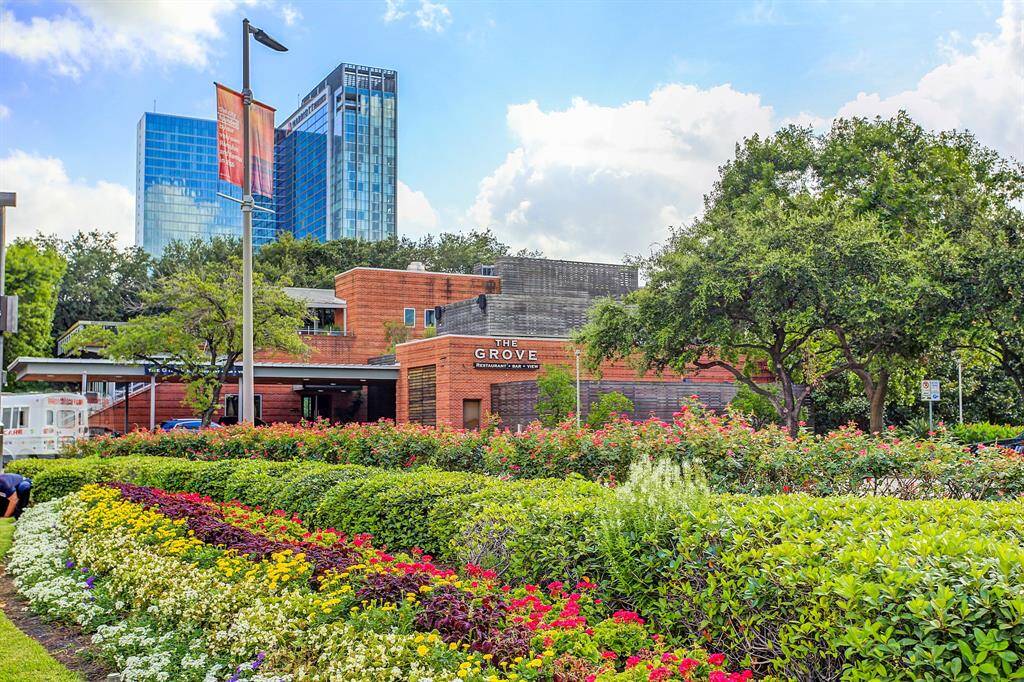 Take a leisurely stroll to Discovery Green, a vibrant 12-acre urban park just minutes from The Marlowe.