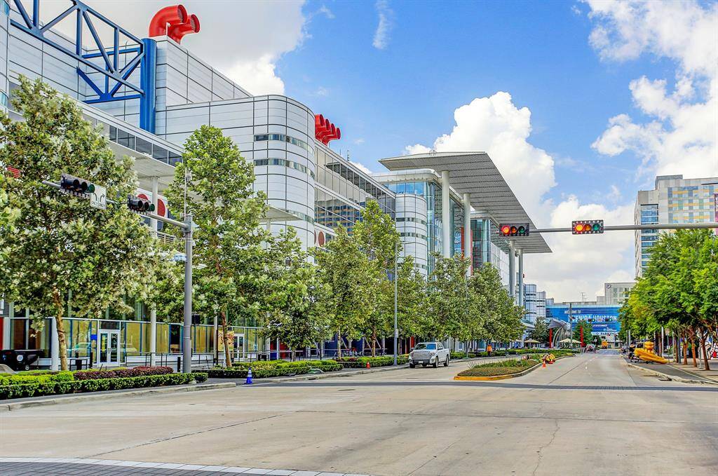 Avenida Houston is the vibrant entertainment district that surrounds the George R. Brown Convention Center. This bustling area offers a dynamic mix of dining, nightlife, and hotels, making it a hotspot for both locals and visitors