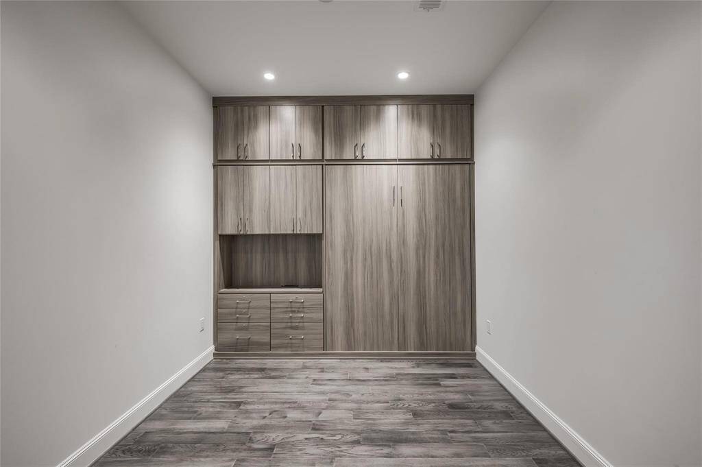 This versatile flex room adapts to your needs, whether it's a home office, guest space, or workout area. Featuring a custom Murphy bed by Spaceman, it offers both functionality and convenience.