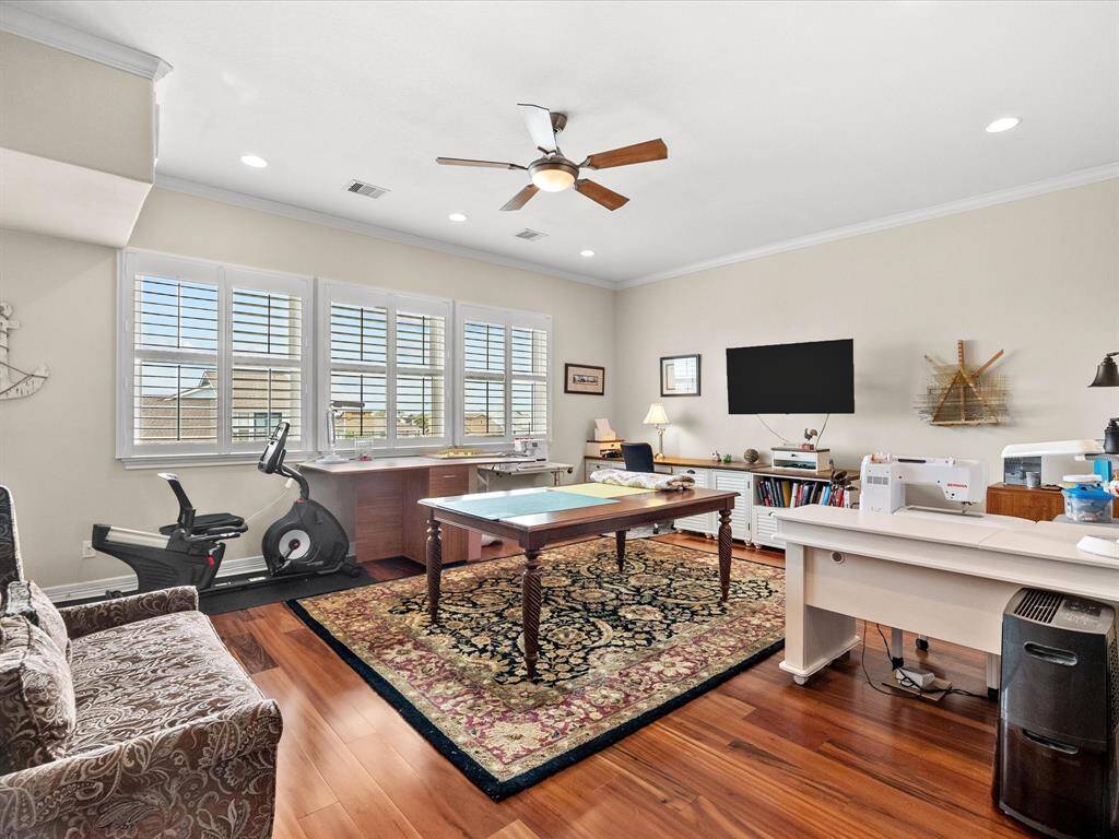 Huge multi-purpose room that could be a 5th bedroom!