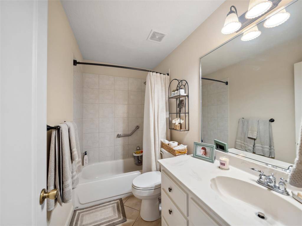 Guest bath.