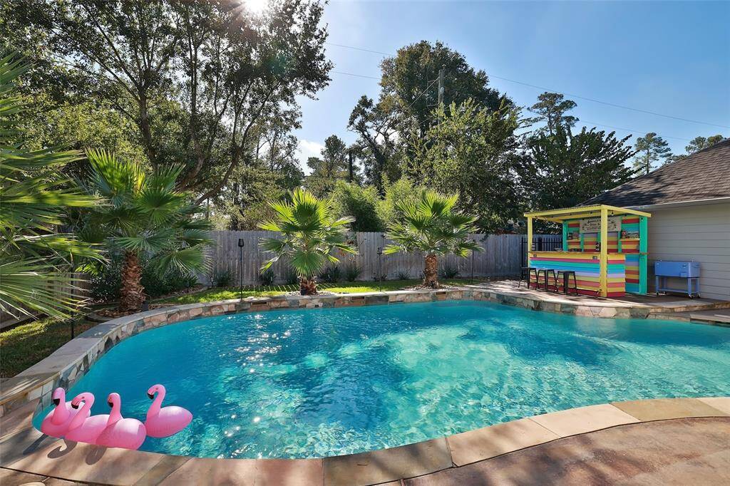 No property in Houston is truly complete without a sparkling pool. Not only does it provide you an escape from the summer heat, it's a fun and effortless way to entertaining family and friends.