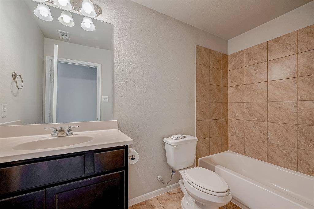 Secondary Full Bathroom (upstairs)