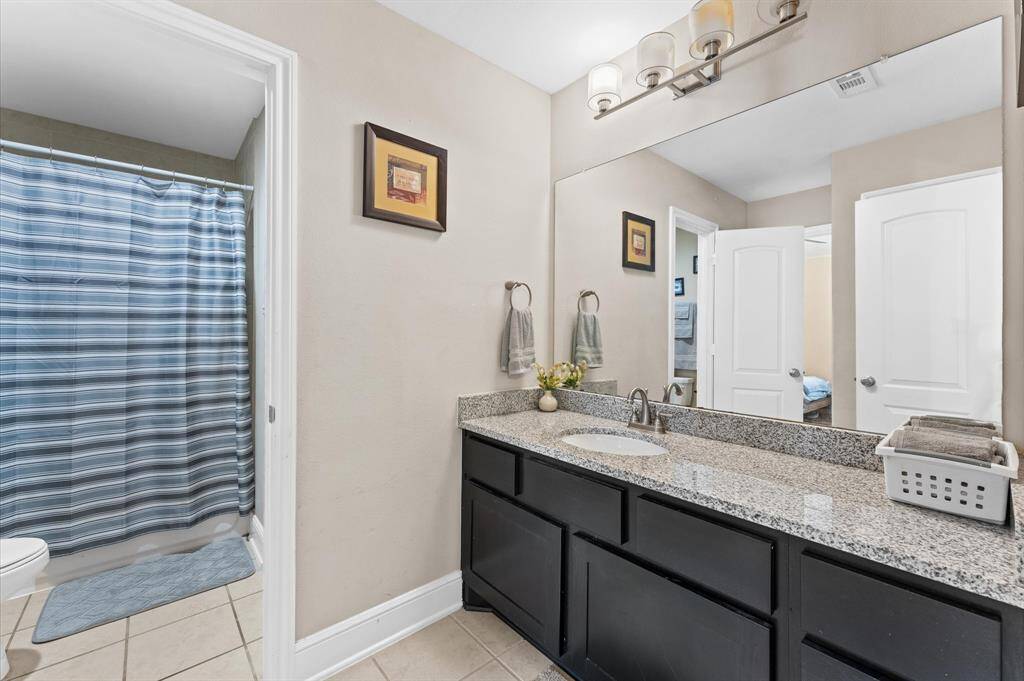 Full bathroom in the 4th bedroom