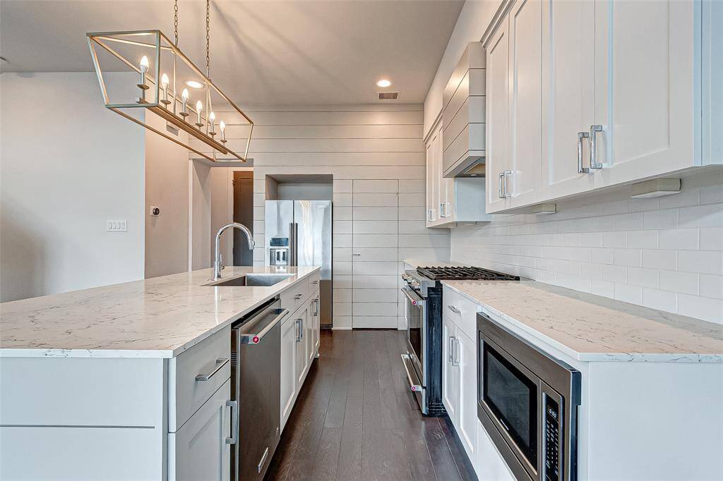 Strong horizontal lines, sleek lighting, and wide open space create the modern farmhouse elegance.