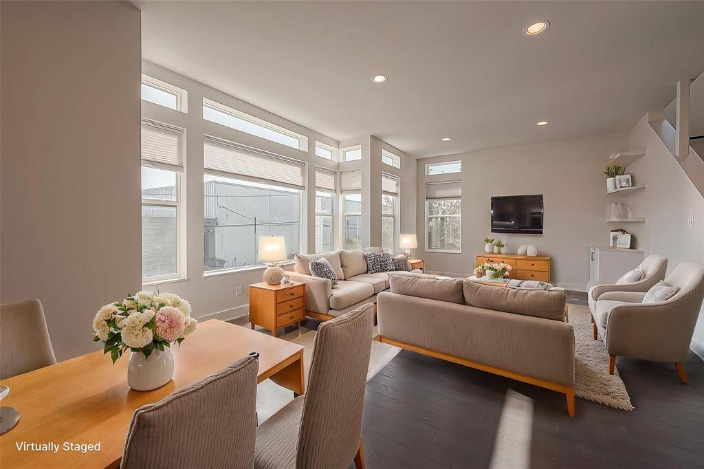 Magnificent windows in the living room!