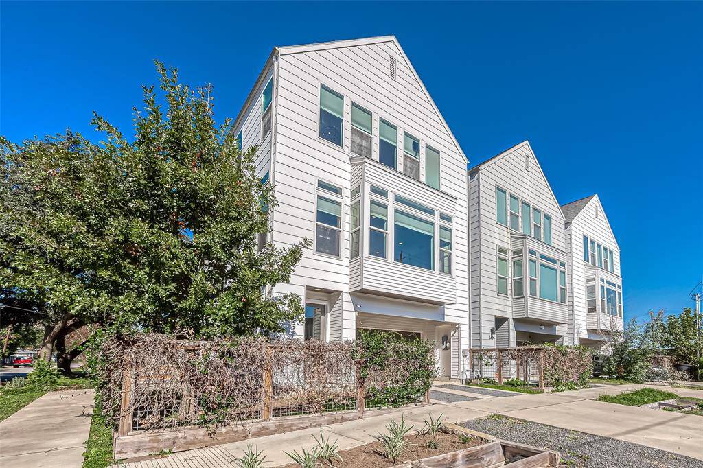 Corner lot, fenced in yard