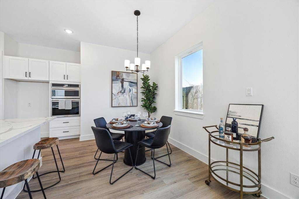 A lovely area to gather for your next meal or get together. Light, bright & inviting!