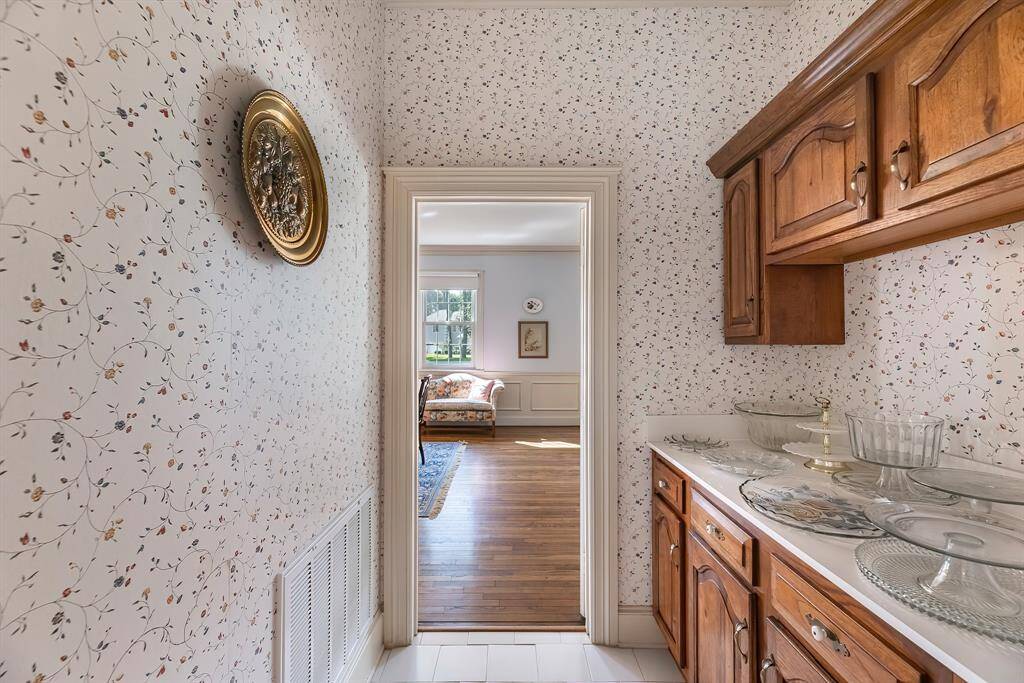 Butlers pantry off of the formal dining area, perfect area to store your china and serving dishes.