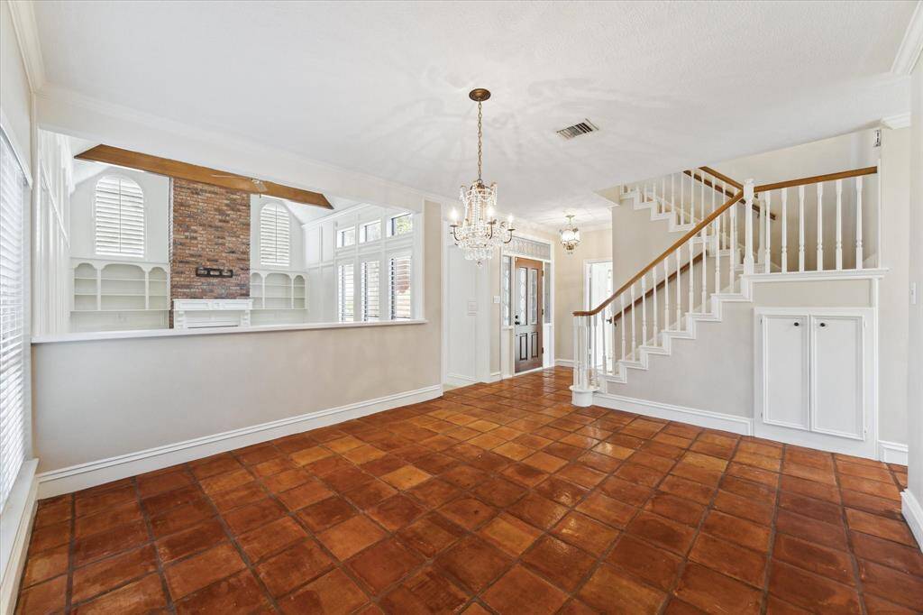 The dining room wall is open to the living room giving the whole space an feeling of openness and continuity.