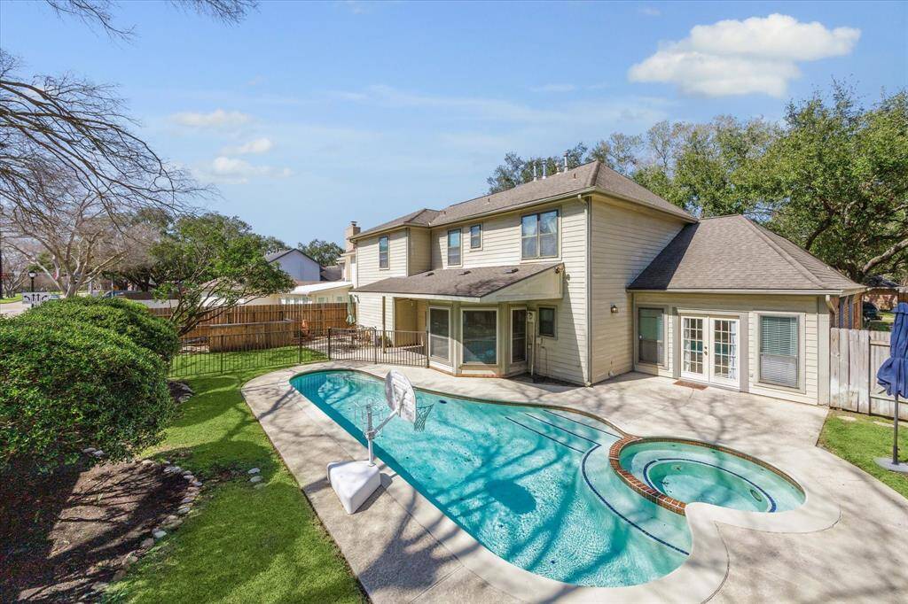 The back yard is an oasis with this beautiful pool and spa. Your own private resort !