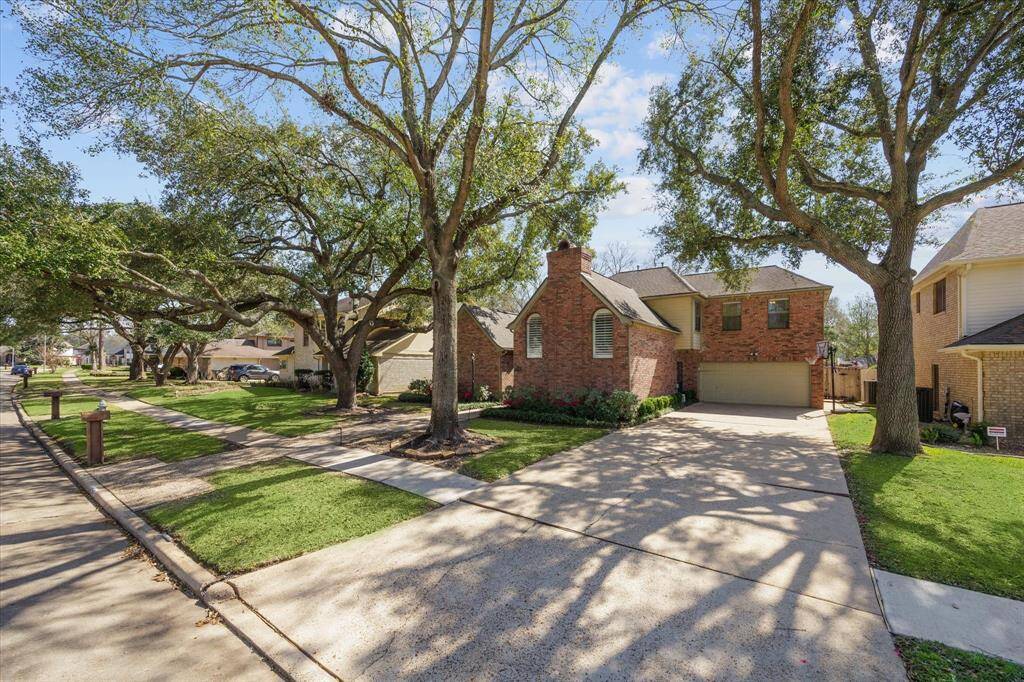 What a great neighborhood complete with pool, tennis courts and close to everything you need!