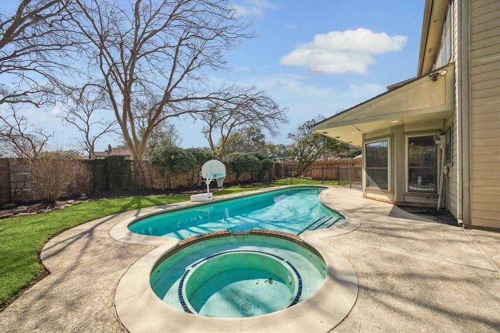 Look at this tranquil setting. A special place to get away and relax or to enjoy entertaining your friends and family.