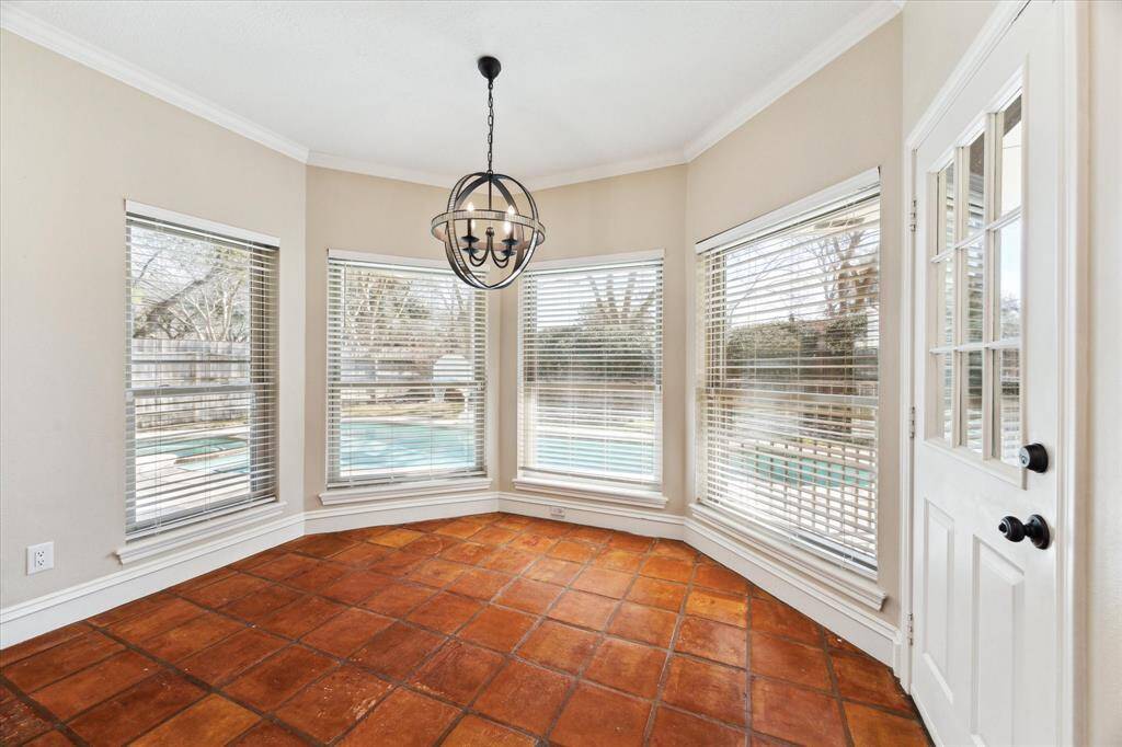 The sunny breakfast rom has large windows overlooking the pool and patio area. The perfect spot for your morning coffee and some quiet time.