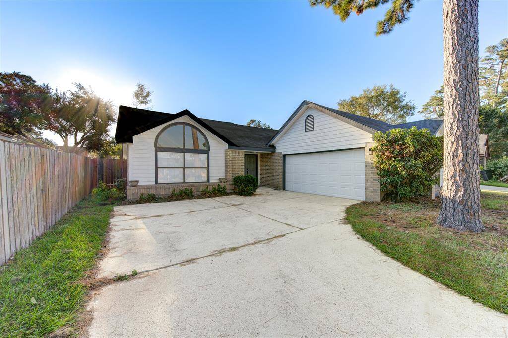 Spacious driveway offering ample parking and easy access.