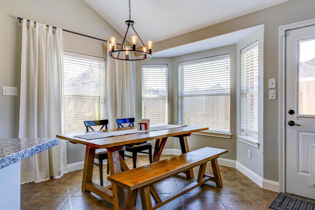 Huge breakfast area that can fit a full dining room table; again the natural light is beautiful and will make you WANT to get up early and enjoy time as the sun comes up!