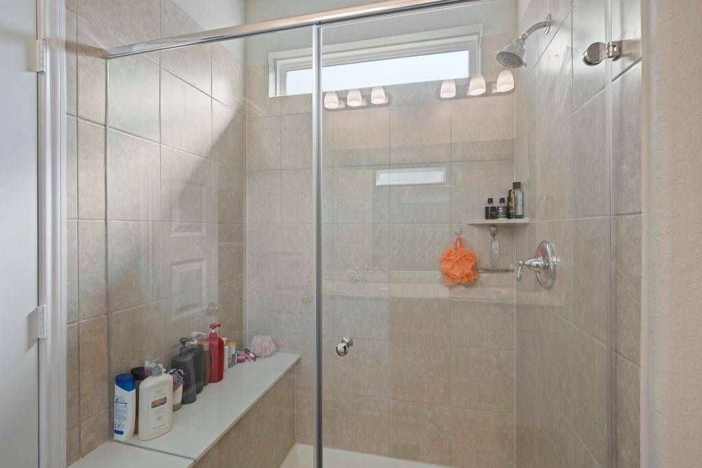 Large shower with bench seating.