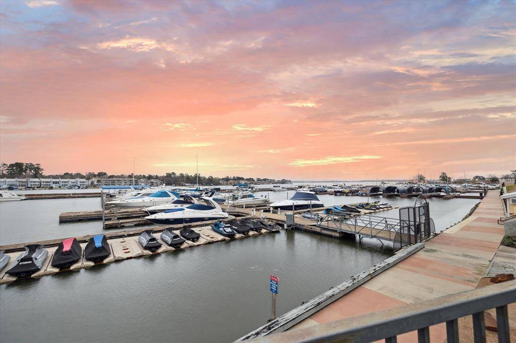Waterpoint Marina, adjacent to the property, provides residents with direct access to a half-mile boardwalk lined with upscale dining, boutique retail, and entertainment options.
